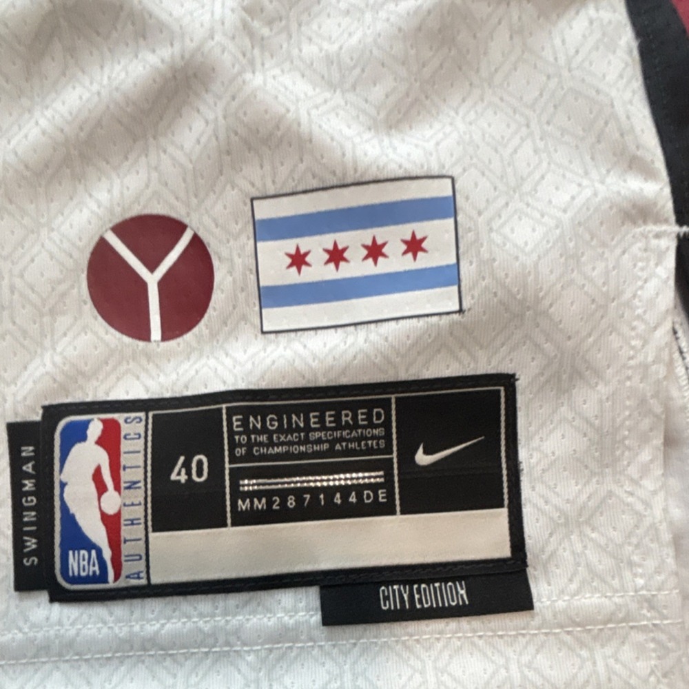Nike NBA Chicago Bulls City Edition Basketball Jersey White Red Black Size 40 - Picture 3 of 8